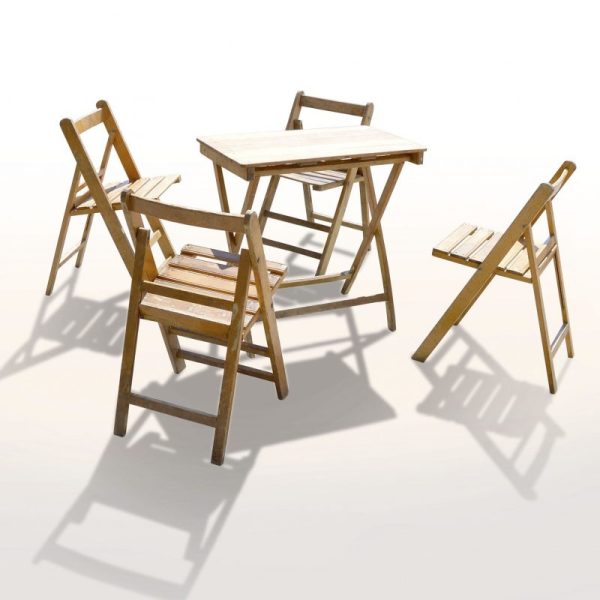 Conjunto madera plegable de mesa y cuatro sillas.