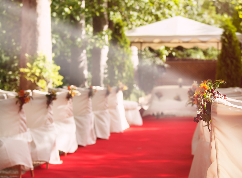 Una alfombra roja es de las mejores opciones para una boda sofisticada y memorable.