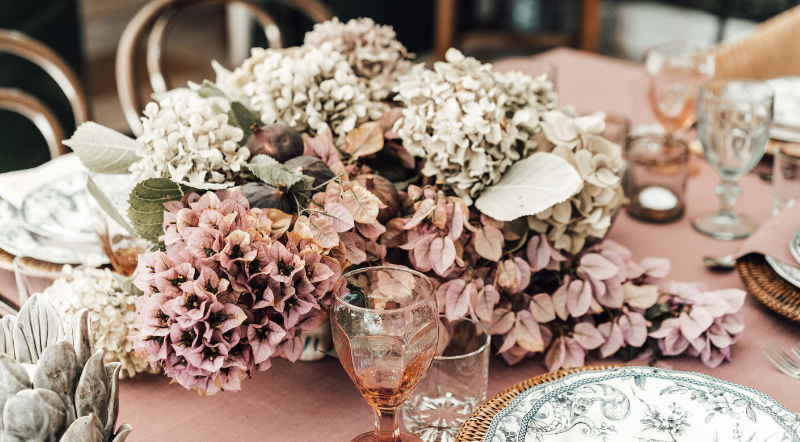 Otro ejemplo de una mesa elegante con elementos decorativos y un menaje estético y de calidad