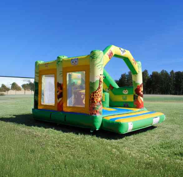 Uno de nuestros castillos hinchables: SELVO