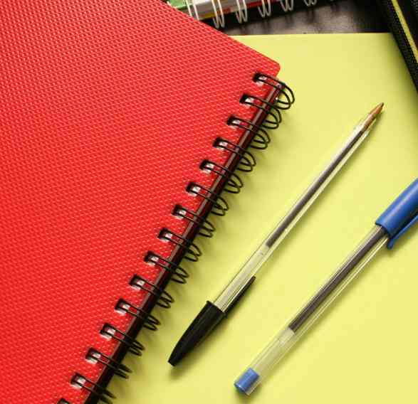 ¡No te olvides de desconectar de las pantallas! Lee, escribe y relájate.